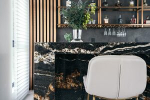 Lee más sobre el artículo BARES DE PIEDRA NATURAL: RESISTENCIA Y ESTILO