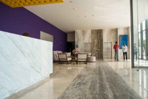 Lee más sobre el artículo APLICACIONES DE PIEDRA NATURAL EN PROYECTOS COMERCIALES 