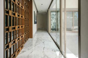 Lee más sobre el artículo LUJO SIN LÍMITES: CÓMO USAR PIEDRA NATURAL PARA LOGRAR AMPLITUD VISUAL