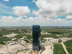 Lee más sobre el artículo THE SKY: EL PRIMER RASCACIELOS DEL SURESTE MEXICANO CON MATERIALES MIDO 