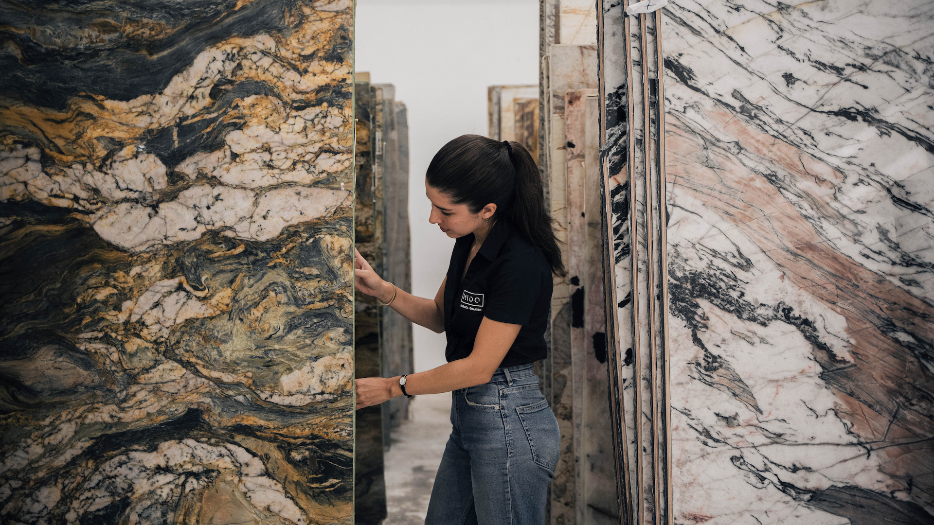 Equipo MIDO seleccionando granitos en almacén de Mérida Yucarán