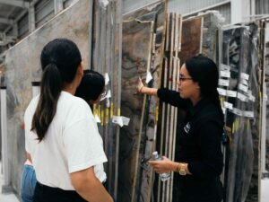 Lee más sobre el artículo LA EVOLUCIÓN DEL LUJO EN INTERIORES: DEL EXCESO A LA SELECCIÓN DE MATERIALES